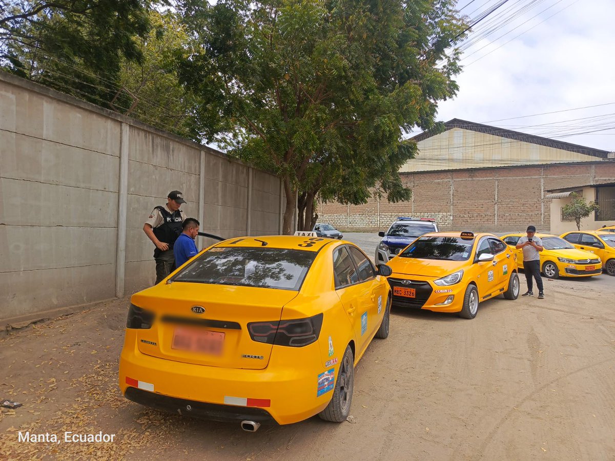 PoliciaEcZona4's tweet photo. En #Manta, en el sector #LaFabril, tras varias investigaciones, recuperamos un vehículo que había sido reportado como robado.
Evidencias:
01 vehículo recuperado
#TrabajamosPorTúSeguridad
#ServirYProteger https://t.co/2rhydUV7k9