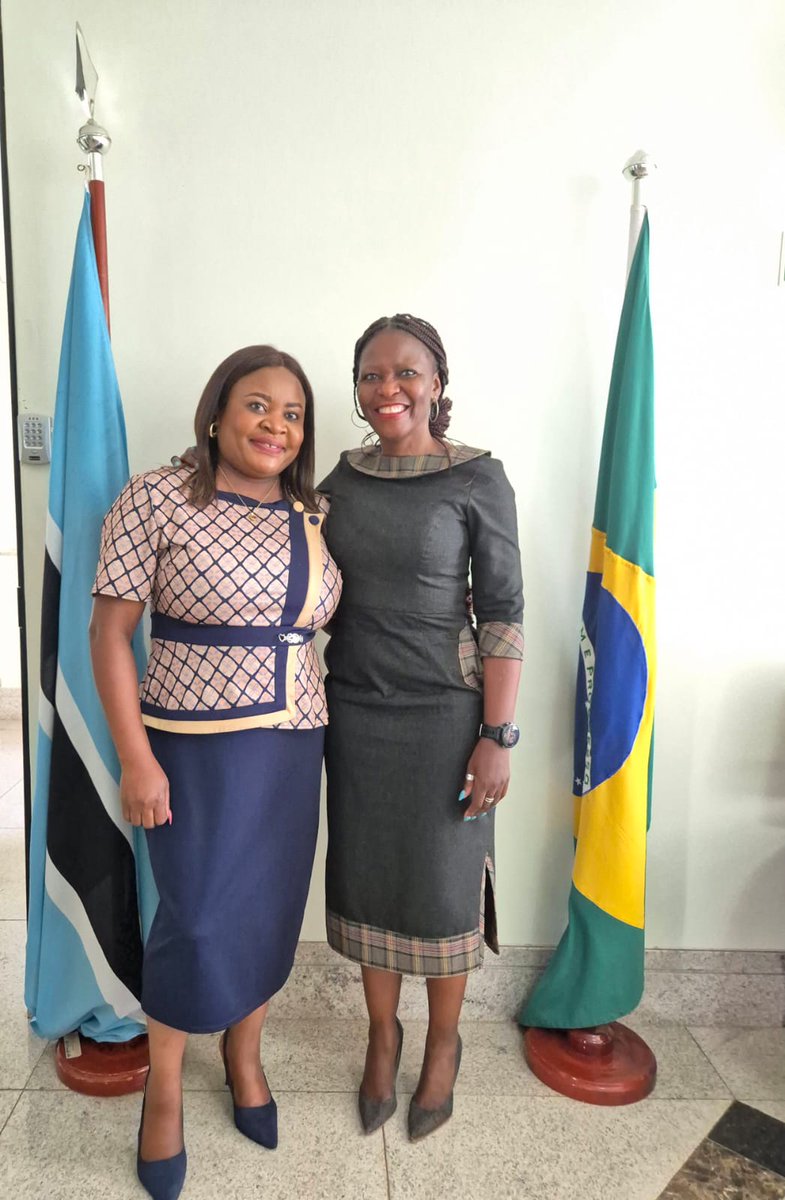 HE Benetia Tumelo Chingapane received Her Excellency Selma Nghinamondova, Ambassador of the Republic of Namibia to Brazil for a courtesy call. They discussed issues of mutual interest and committed to working toghether to advance the interests of their respective countries.