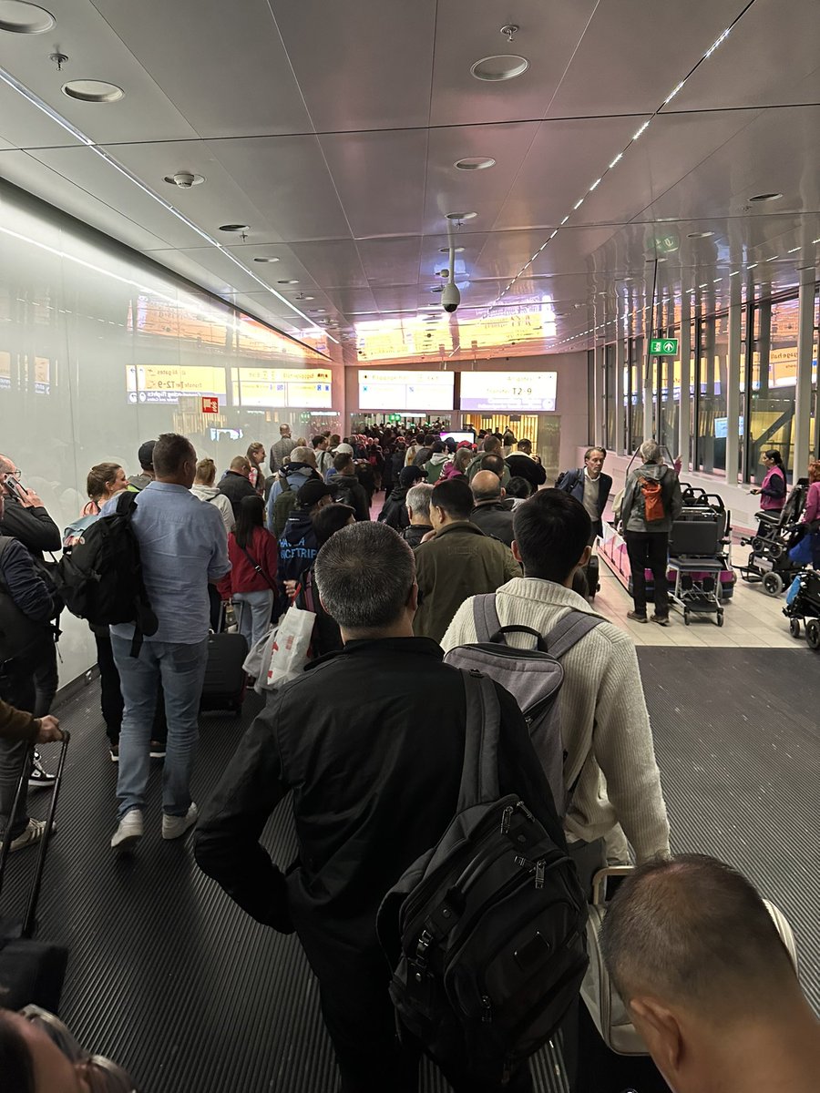 g (@gabistos) on Twitter photo what’s this mess <a href="/schipholairport/">amsterdam airport</a> there has been no movement on no-EU passport line for more than an hour! what’s this mess <a href="/schipholairport/">amsterdam airport</a> there has been no movement on no-EU passport line for more than an hour!