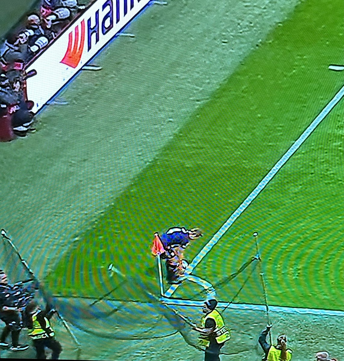 Hoe was jouw avond? “Nou, ik mocht het net bij een corner omhoog houden!” ⚽️ #nictwe