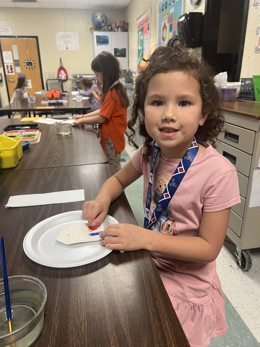 Mrs_ThompsonCST's tweet photo. Kindergarten students are learning all about sculptures in Art class! I was so impressed with the way they were using Oil pastels and paint to add to their clay sculptures. #rnegreatthings 🎨🖌️ https://t.co/7jYCbWE0So