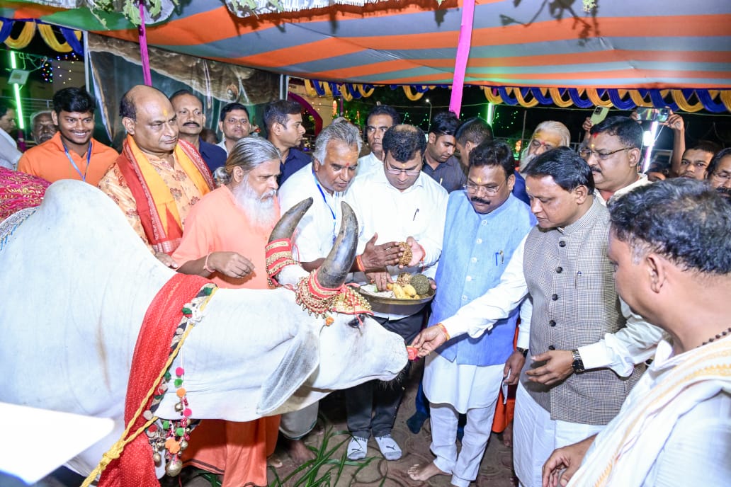 CMO Odisha (@cmo_odisha) on Twitter photo ମାନ୍ୟବର ମୁଖ୍ୟମନ୍ତ୍ରୀ ଶ୍ରୀ <a href="/MohanMOdisha/">Mohan Charan Majhi</a> ପୁରୀ ହରିହରାନନ୍ଦ ଗୁରୁକୁଳମ୍ଠାରେ ଆୟୋଜିତ ଗୋ-ନବରାତ୍ର ମହୋତ୍ସବରେ ଯୋଗ ଦେଇଛନ୍ତି। ଆମ ସଂସ୍କୃତି ଓ ପରମ୍ପରାରେ ଗୋ ସମ୍ପଦର ଅବଦାନ ଅତି ଗୁରୁତ୍ବପୂର୍ଣ୍ଣ। ରାଜ୍ୟରେ ଗୋଚର ଜମିକୁ ଜବର ଦଖଲ ମୁକ୍ତ କରାଯିବ। ଗୋ-ସୁରକ୍ଷା ପାଇଁ ଆବଶ୍ୟକ ସ୍ଥଳେ କଠୋର ପଦକ୍ଷେପ ନିଆଯିବ ବୋଲି ମୁଖ୍ୟମନ୍ତ୍ରୀ ମାନ୍ୟବର ମୁଖ୍ୟମନ୍ତ୍ରୀ ଶ୍ରୀ <a href="/MohanMOdisha/">Mohan Charan Majhi</a> ପୁରୀ ହରିହରାନନ୍ଦ ଗୁରୁକୁଳମ୍ଠାରେ ଆୟୋଜିତ ଗୋ-ନବରାତ୍ର ମହୋତ୍ସବରେ ଯୋଗ ଦେଇଛନ୍ତି। ଆମ ସଂସ୍କୃତି ଓ ପରମ୍ପରାରେ ଗୋ ସମ୍ପଦର ଅବଦାନ ଅତି ଗୁରୁତ୍ବପୂର୍ଣ୍ଣ। ରାଜ୍ୟରେ ଗୋଚର ଜମିକୁ ଜବର ଦଖଲ ମୁକ୍ତ କରାଯିବ। ଗୋ-ସୁରକ୍ଷା ପାଇଁ ଆବଶ୍ୟକ ସ୍ଥଳେ କଠୋର ପଦକ୍ଷେପ ନିଆଯିବ ବୋଲି ମୁଖ୍ୟମନ୍ତ୍ରୀ