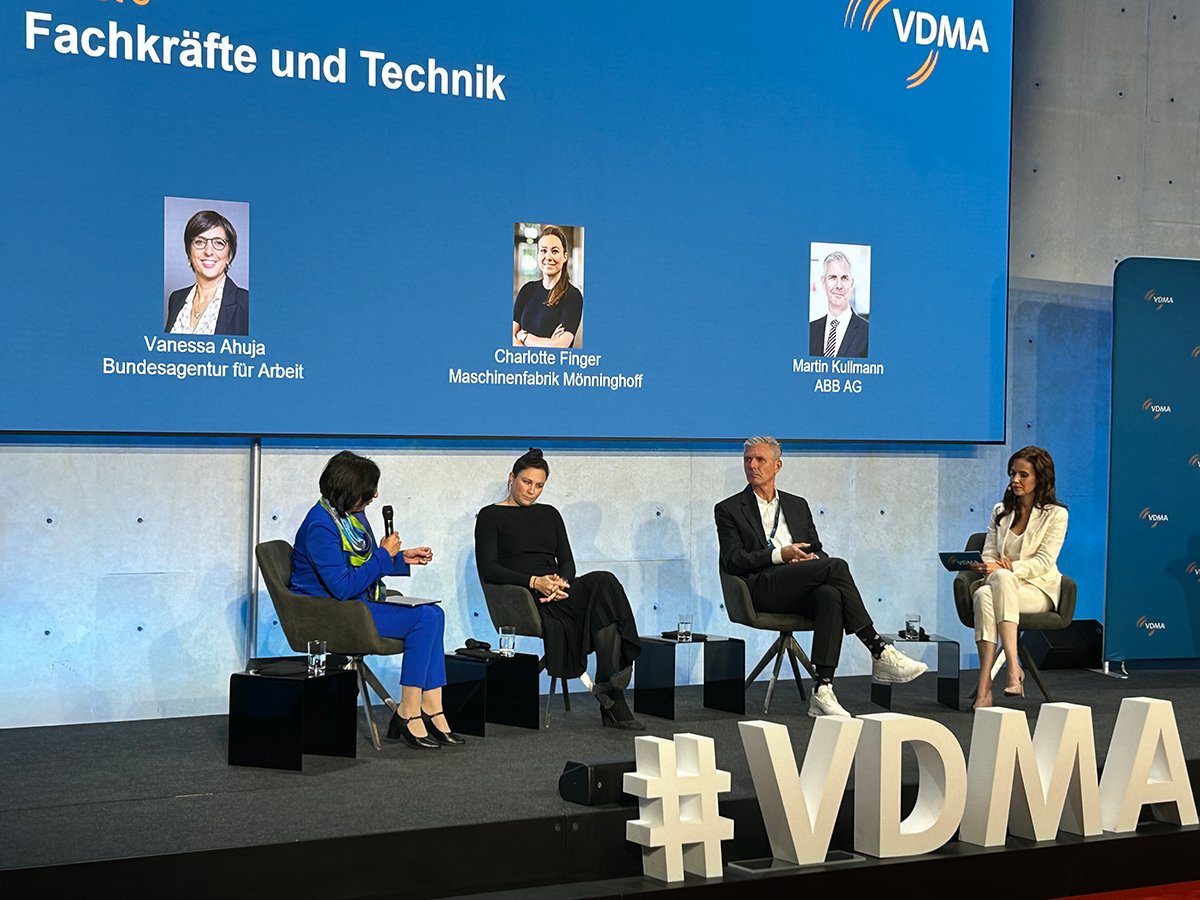 VDMAonline's tweet photo. 🤖 Vanessa Ahuja, Charlotte Finger und Martin Kullmann sind sich einig: Ein Roboter ersetzt keinen Menschen. Doch #KI & Robotik schaffen neue Chancen. Quick Wins ebnen den Weg zur #Transformation. #techmatters #Arbeitsmarkt https://t.co/Bc40YC9CYH