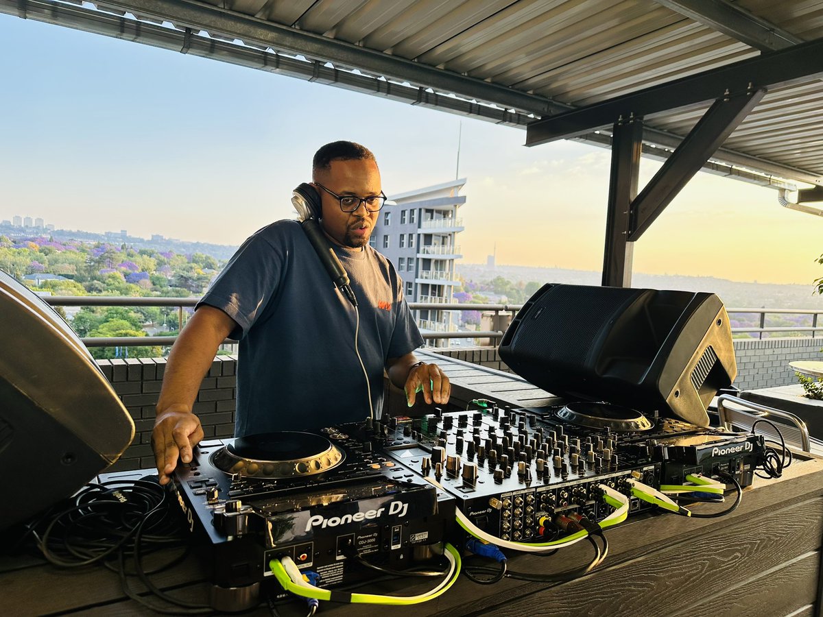 EdsoulSA's tweet photo. New Mix Alert ๐จ๐๐พ๐ฅ, Enjoy #HouseMusic #SunsetMix
https://t.co/hTH09oOyg7 https://t.co/TW8UYM0jD2
