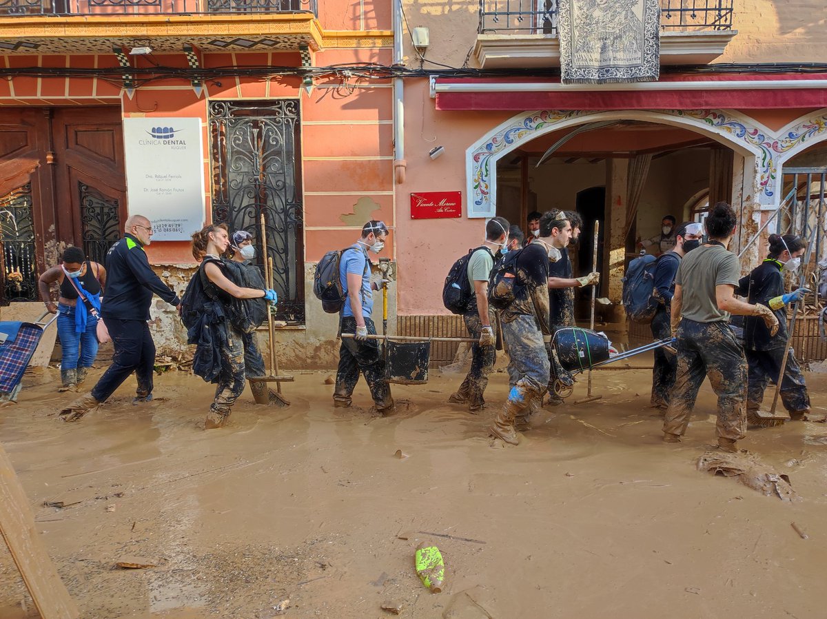 És igual quina hora sigui o a quin dels pobles afectats pel Dana estiguis. Ells sempre hi són. Incansables. Admirables.