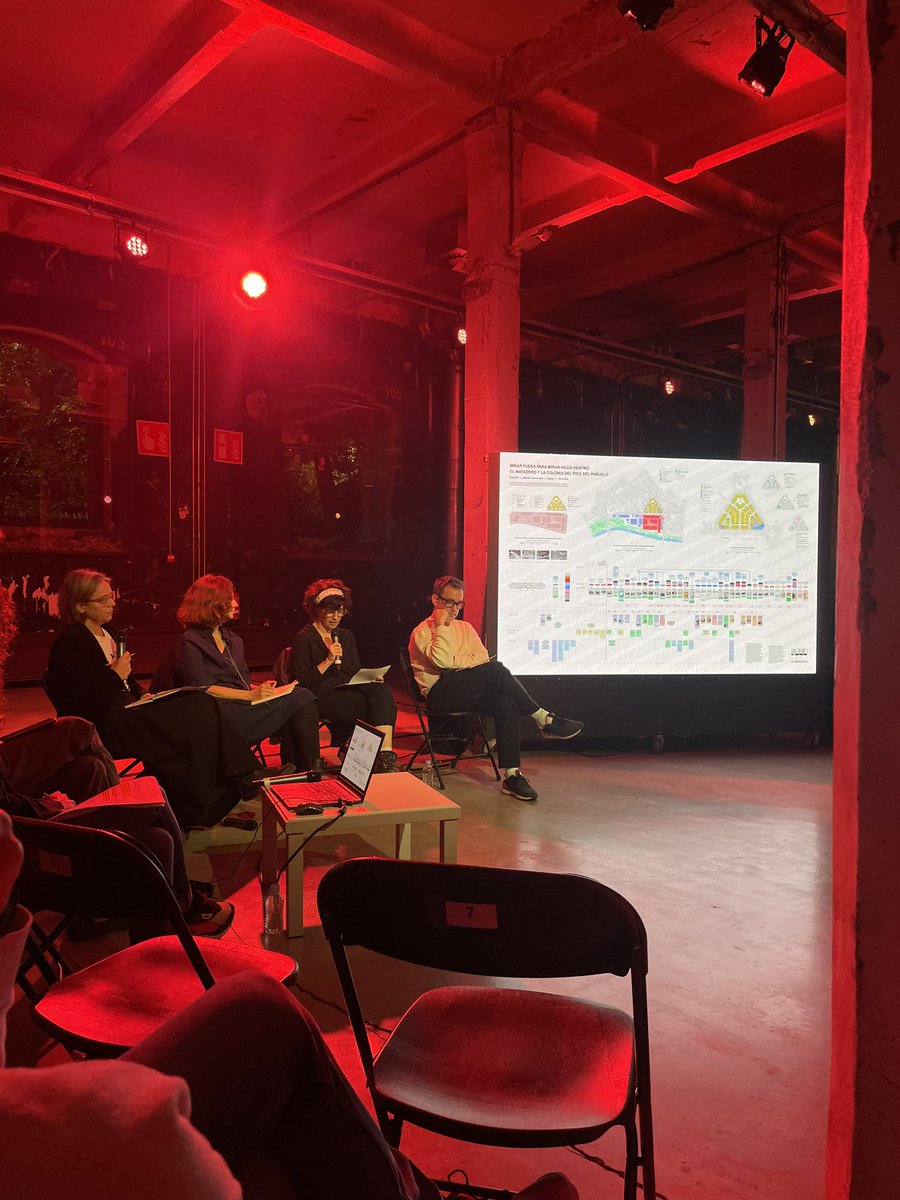 después de una semana como esta, me he dado el tiempo de venir a <a href="/intermediae/">intermediae</a> a la actividad Mirar fuera para mirar hacia dentro de <a href="/ergosfera_org/">Ergosfera</a> y Natalia Balseiro y que tiene una charla muy bonita de <a href="/congosto_/">raquel congosto</a> <a href="/urielfogue/">Uriel Fogué</a> y Marta Román.