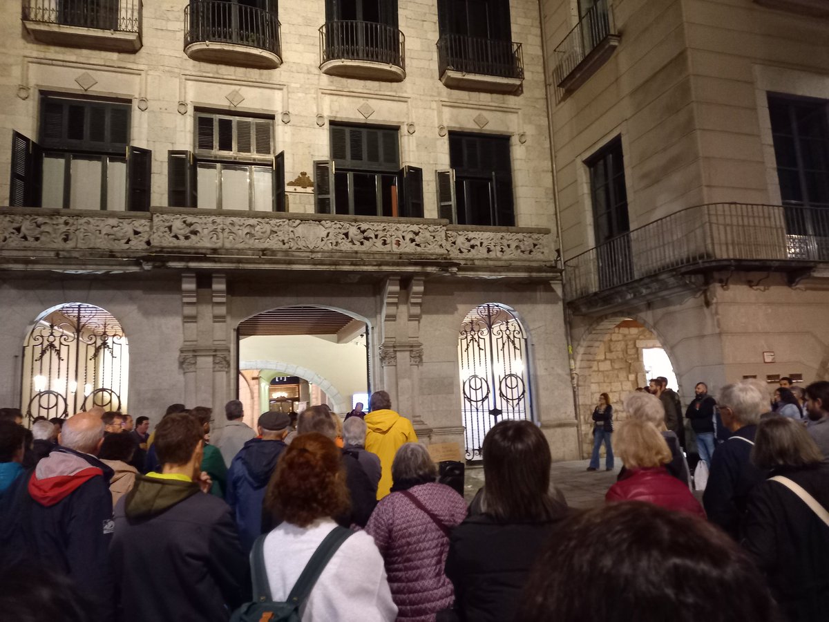 jpascu27's tweet photo. Concentració a Girona contra la política del Govern valencià i en solidaritat pels afectats i afectades per la DANA al País València https://t.co/4ncixny0CW