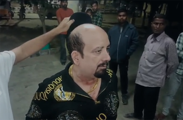 KesariPunjab's tweet image. पंजाब के लुधियाना में जुए में जीते सर्राफा कारोबारी से लूट की वारदात। होटल से जुआ जीत कर बाहर आए सर्राफा बाजार के कारोबारी से तीन युवकों ने गन-प्वाइंट 7 लाख रुपए लूट लिए। यह मामला थाना सराभा नगर की बताई जा रही है।  
#Punjabnews #Robbers #gunpoint #gambling #crime #robbery