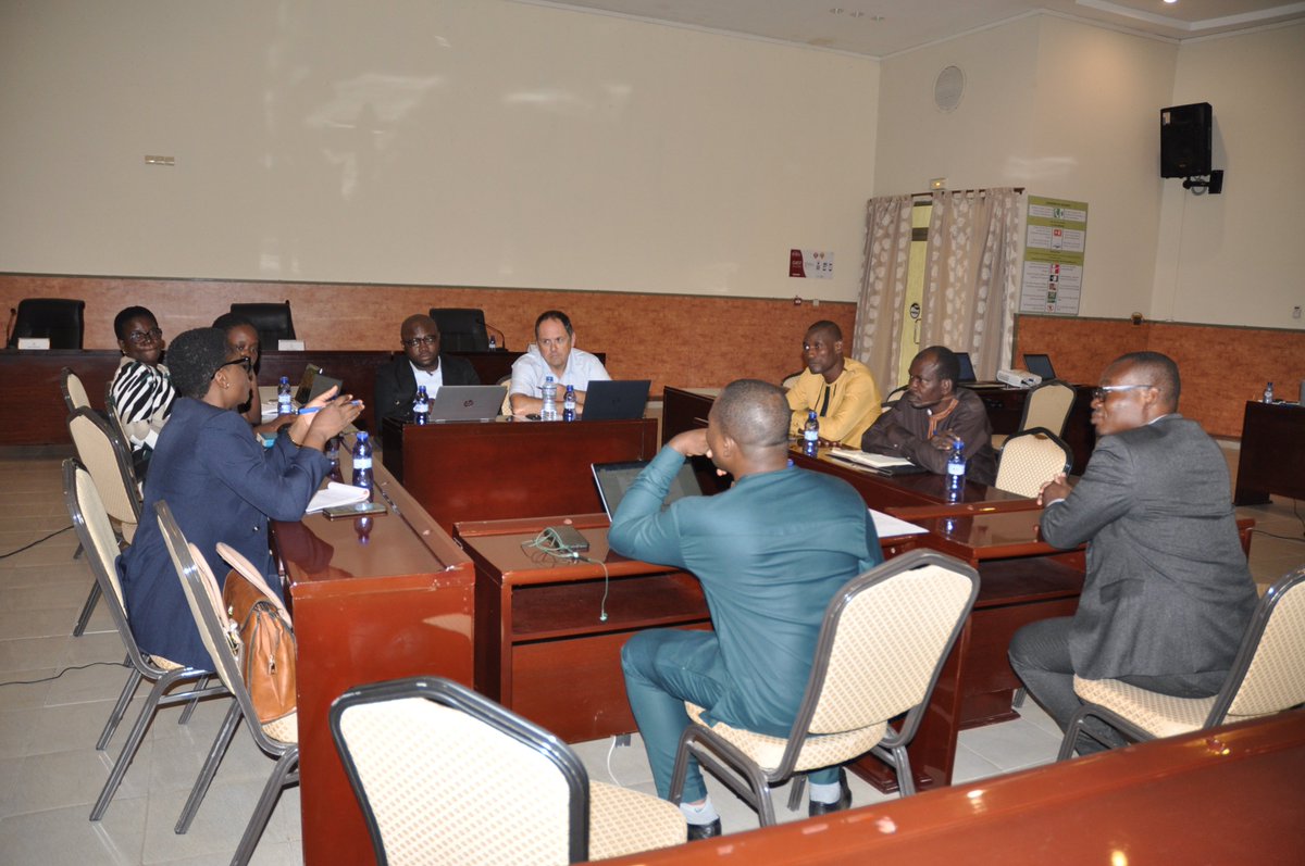 CmcTogo's tweet photo. Chaque journée était dédiée à une thématique spécifique, avec des débats animés par les participants sur les résultats des études menées en collaboration avec des cabinets spécialisés. 

 #Compact #MCC #TIC #Togo #TogoDigital https://t.co/cuF2oVvzoC