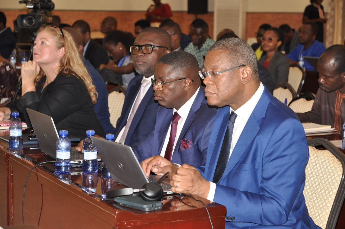 CmcTogo's tweet photo. Chaque journée était dédiée à une thématique spécifique, avec des débats animés par les participants sur les résultats des études menées en collaboration avec des cabinets spécialisés. 

 #Compact #MCC #TIC #Togo #TogoDigital https://t.co/cuF2oVvzoC