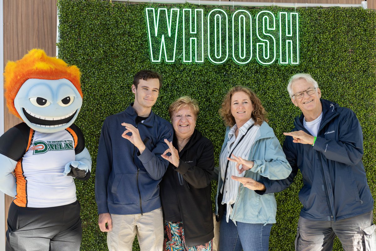 UTDStudents's tweet photo. What a beautiful day it was on Family Day! Family Day is an annual tradition where family members are able to return to campus to experience a number of events alongside their UTD student 😊💚 https://t.co/MiC1b5Whhv