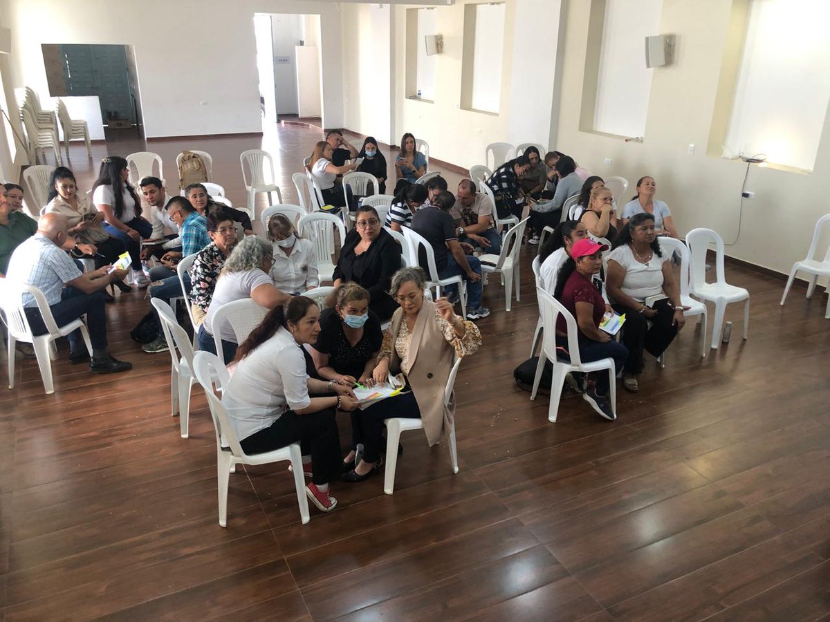 Trabajamos para brindar un servicio digno e incluyente. Durante la jornada "Protocolos de atención para garantizar un servicio a las ciudadanías más digno e incluyente", buscamos establecer lineamientos claros en el trato con nuestras comunidades 💚💜🤍.
#NuestroGranPlanEsBoyacá