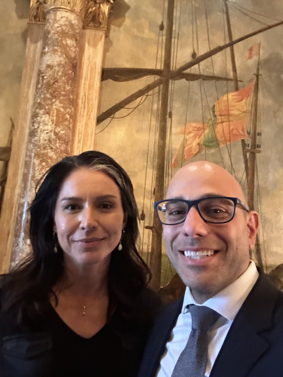 ChanceGardiner's tweet photo. A casa di Trump con Kennedy e Tulsi c'era l'Avv. Aaron Siri che ha vinto le cause contro FDA e Pfizer per fargli pubblicare i milioni di documenti del trial, contro CDC per fargli pubblicare i dati di V-Safe, e adesso anche contro AstraZeneca per una danneggiata durante il trial. https://t.co/RbGFYKlKa8
