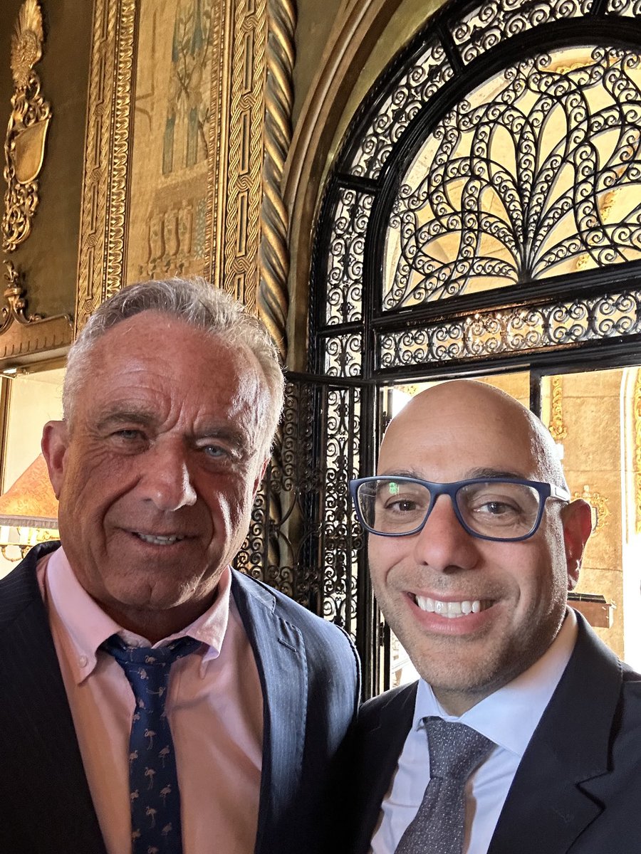 ChanceGardiner's tweet photo. A casa di Trump con Kennedy e Tulsi c'era l'Avv. Aaron Siri che ha vinto le cause contro FDA e Pfizer per fargli pubblicare i milioni di documenti del trial, contro CDC per fargli pubblicare i dati di V-Safe, e adesso anche contro AstraZeneca per una danneggiata durante il trial. https://t.co/RbGFYKlKa8