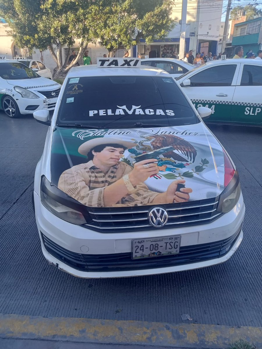 facundocj's tweet photo. -¿Y en SLP por qué la gente prefiere no utilizar los taxis?

-Quién sabe. 

-¿Y la SCT gallardista no regula este tipo de "arte mexicano" en las unidades y que los taxis parezcan autos de banda delincuencial con vidrios polarizados?

-Quién sabe. https://t.co/RVukLXlkki