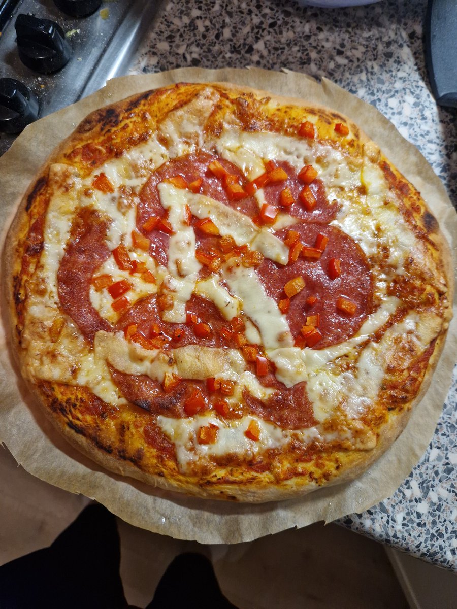 Jaella_Hope's tweet image. Made this pizza from scratch.

#Pizza #pizzadough #scratch #salami #dough #paprika #cheese #selfmade