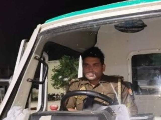 दरोगा जी को सैल्यूट...🇮🇳🙏
मोहनलालगंज लखनऊ में एम्बुलेंस एक गर्भवती महिला को लेकर हॉस्पिटल जा रही थी। रास्ते में बाइक सवारों से एम्बुलेंस चालक का विवाद हो गया। बाइक सवार युवक नशे में थे, एम्बुलेंस चालक को पीटना शुरू कर दिया। एम्बुलेंस का सीसा तोड़ दिया। किसी तरह चालक ने पुलिस को