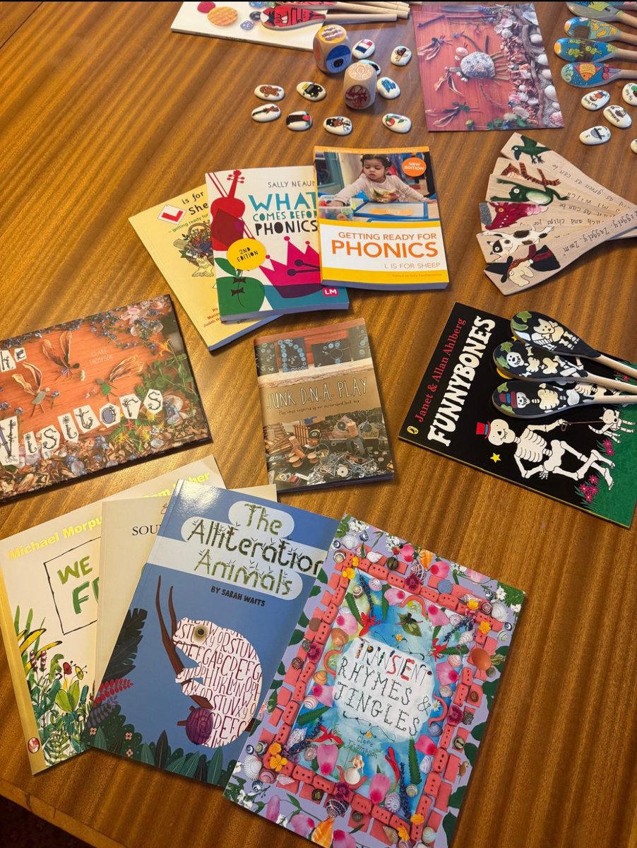 Practitioners exploring alliteration and transient art story telling at the Phonological Awareness session this evening. #funwithphonics