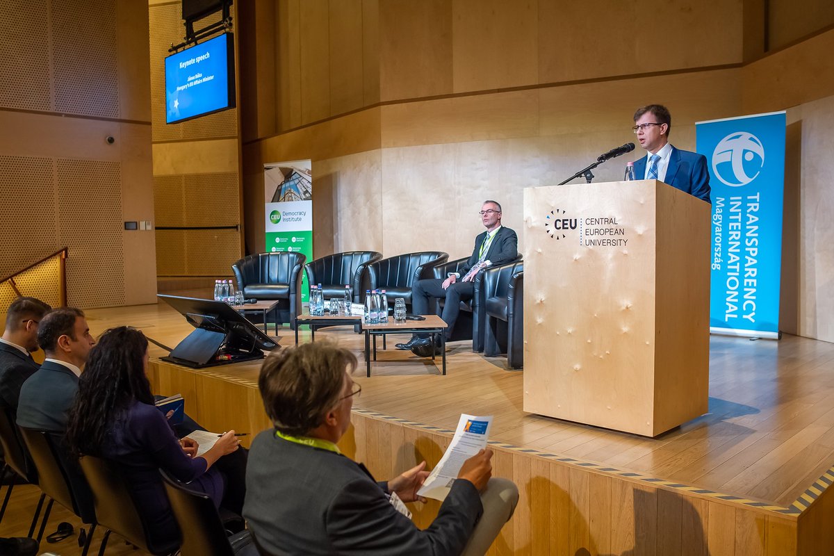 jozsef_martin's tweet photo. @Transparency_HU in cooperation with Connect Europe and @CEUDemInst organized a full -house international conference on the protection of #Eufunds and #values. Minister @JanosBoka_HU and VP @VeraJourova have espressed entirely different views on #RuleOfLaw and #conditionality https://t.co/XpW9CIa4YA