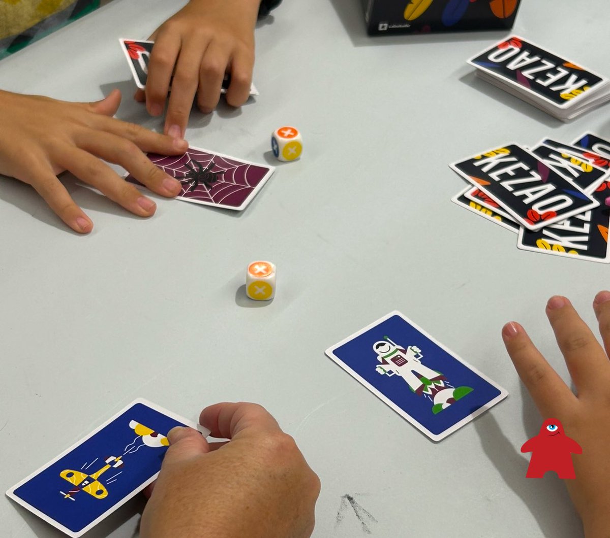 Cuentameunjuego's tweet photo. Jugamos nuestras #PrimerasCuJPartidas a KEZAO, un juego de #PierreBellet ilustrado por #AurélienJeanney #Macovill #Nordy y editado por #Laboludic y distribuido por #ToysLine.

👥De 2 a 6 personas.
⏳20-30 minutos.
🌈A partir de 6 años.

#LosJuegosDeMesaSonCultura https://t.co/8b7n50Ed2P