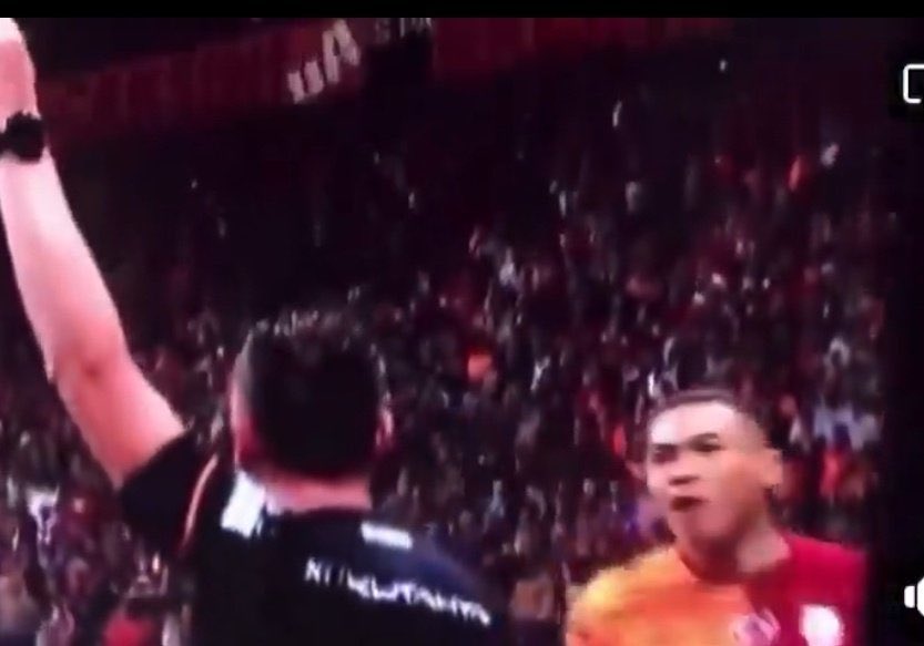 FFTVofficial's tweet photo. Okan Buruk hakem tehdit ediyor ceza YOK

Okan Buruk 30 milyon insana küfür ediyor ceza YOK

Vinicius hakeme küfür ediyor ceza YOK

Mourinho gerçekleri söylediği için 1 maç men ve 1 milyon lira ceza veriyorlar.

Hocaya sahip çıkacaksınız @Fenerbahce https://t.co/E9u1lh4Wl8
