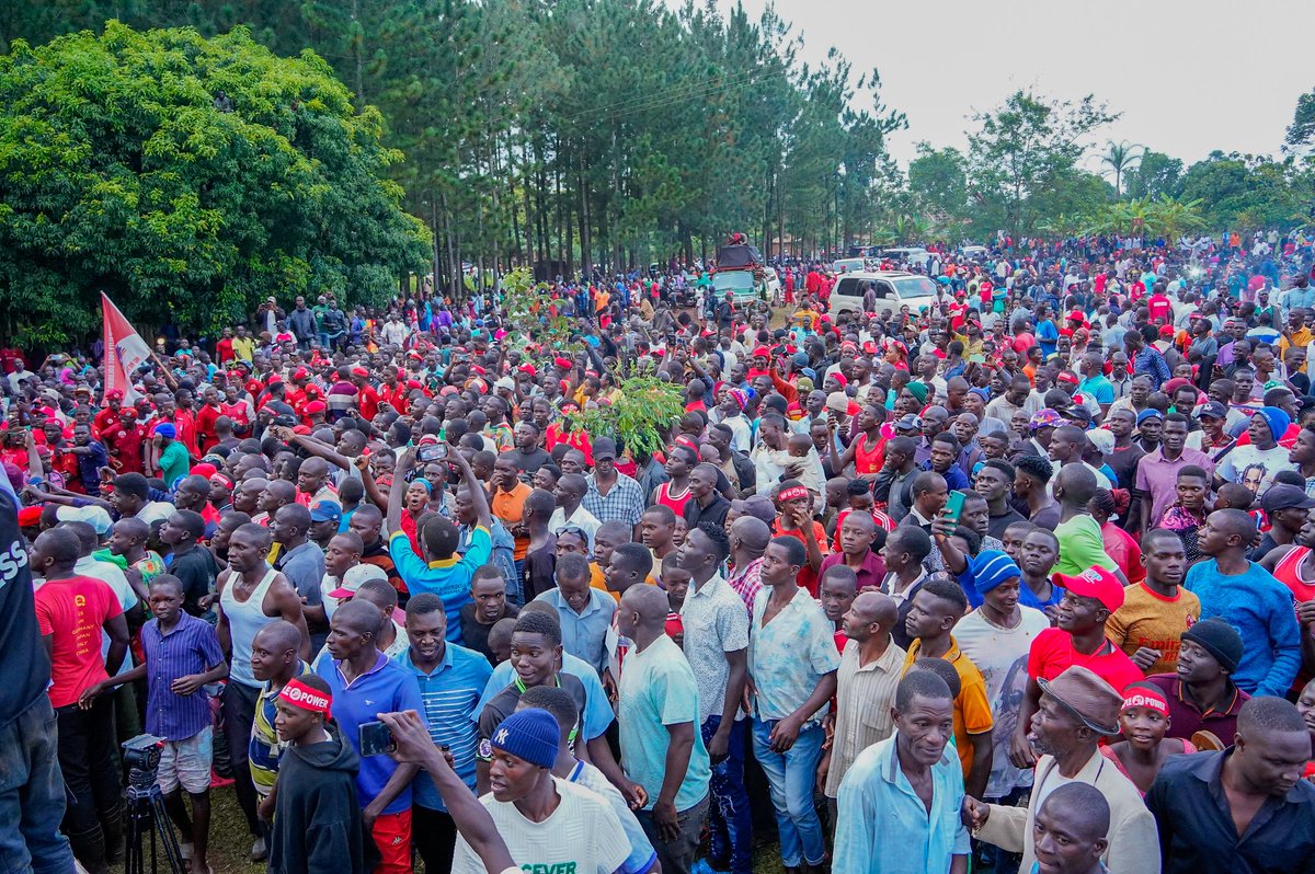 cbsfm_ug's tweet photo. Pulezidenti wa NUP Hon Robert Kyagulanyi Ssentamu leero azzeemu okutalaaga eggwanga okunoonyeza ekibiina obuwagizi mu bitundu by'e Kamuli wakati mu nkuyanja y'abantu.
#CBSUpdates https://t.co/yEcHEyACMt