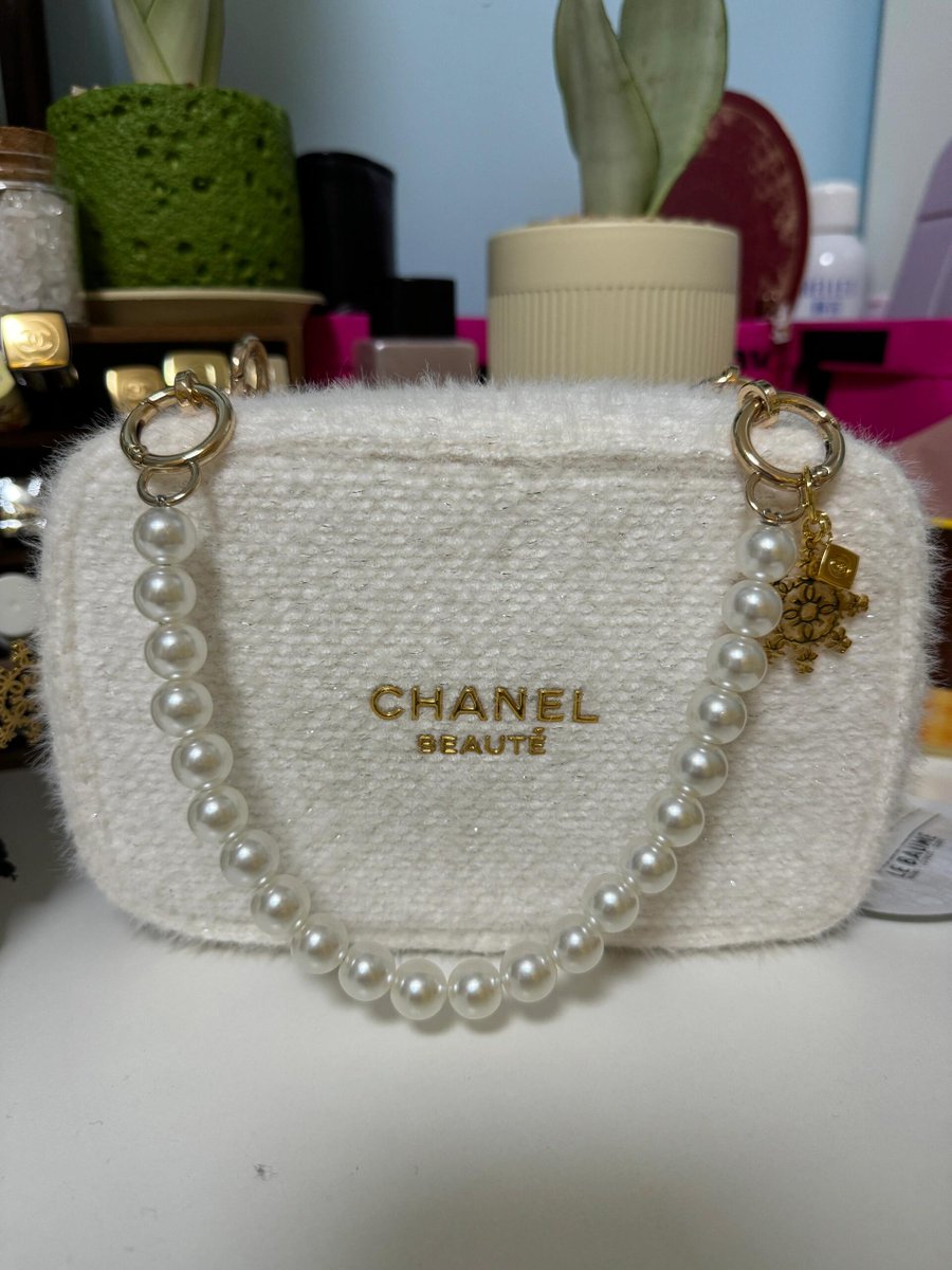 Fay75358741's tweet photo. A friend likes this pearl handbag so much that I pre-purchased it as a birthday present for her.👜 https://t.co/KdxdRXdEVn