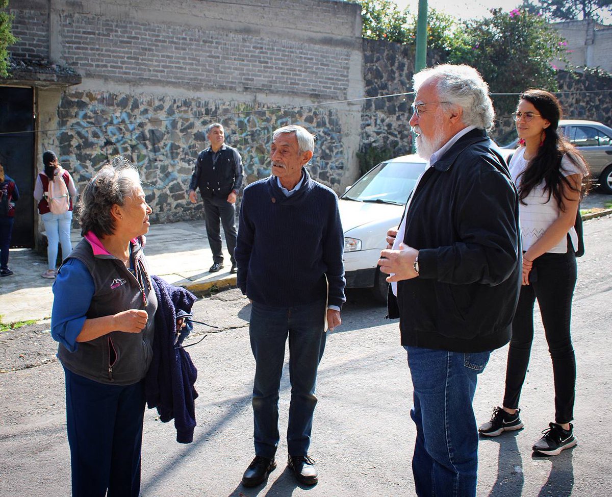 Es jueves de #CasaporCasa en la colonia Pedregal de San Nicolás, Tlalpan 👣

Además de atender las demandas de las y los ciudadanos, <a href="/ClaraBrugadaM/">Clara Brugada Molina</a> y <a href="/Gabyosoriohdz/">Gaby Osorio</a> anunciaron dos puntos centrales:
1. El primer #CableBus de este gobierno será para Tlalpan y subirá hasta esta