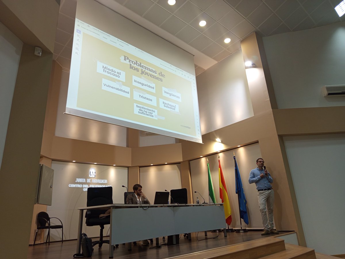 tochemase's tweet photo. Ventura del Charco Olea y Juan Ignacio Sanz Sánchez, hablando de problemas de los jóvenes: miedo al fracaso, a la vulnerabilidad, inseguridad, vergüenza, tristeza, soledad y rechazo, no sentirme suficiente...@cepdegranada https://t.co/WI1XhjrVhq