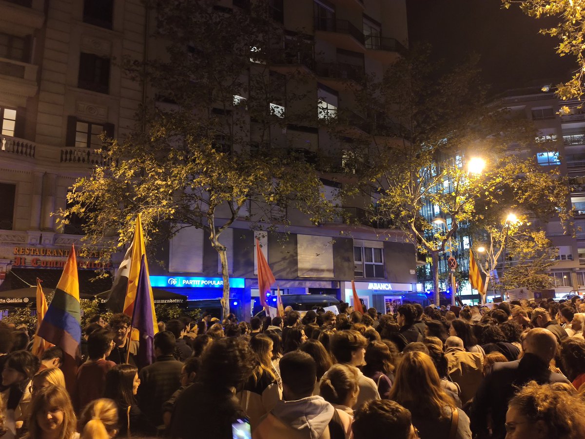 Solidaritat amb el #PaísValencià
Fora lladres, corruptes i criminals!
#MazonDimissió