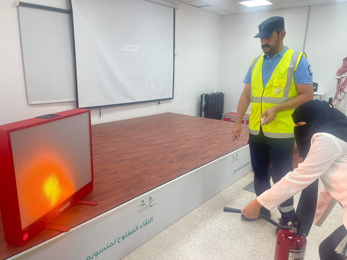 AljoufCluster's tweet photo. أقام مستشفى الملك عبدالعزيز التخصصي بالجوف عضو #تجمع_الجوف_الصحي و بالتعاون مع إدارة الدفاع المدني بمنطقة الجوف محاضرات توعوية عن السلامة المهنية بالمنشآت ضد الحرائق والتعرف على أنواع طفايات الحريق وطرق استخدامها وأستمرت لمدة 4 أيام. https://t.co/O5Z6ICnqig