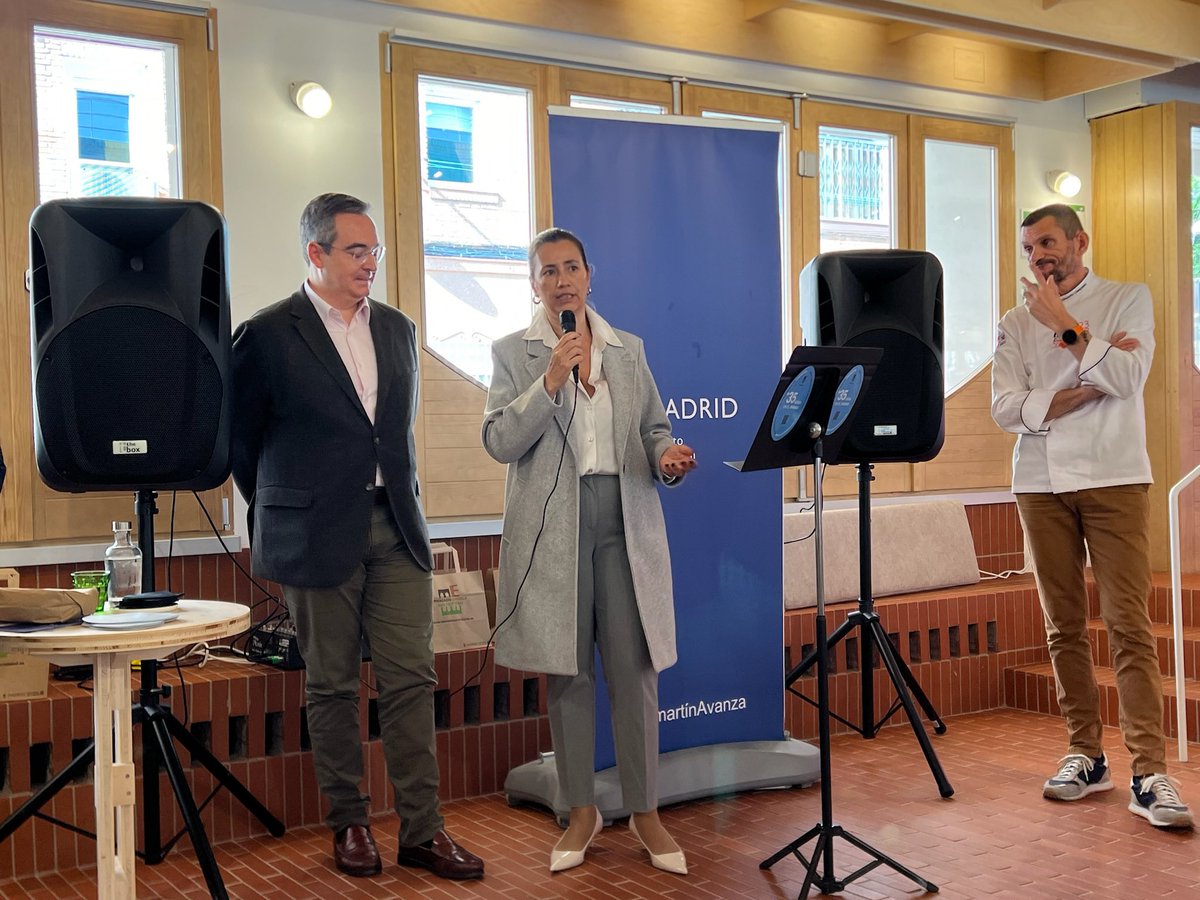 _EstradaYolanda's tweet photo. Desde Mercado de San Cristóbal, rendimos homenaje a un centenar de comercios de más de 35 años, “Los treintañeros de #Chamartín” 
Gracias por formar parte de la historia y por ser ejemplo para #emprendedores. 
Chamartín, un distrito para vivirLO
#ChamartínVivo  #TodoEstáEnMadrid https://t.co/Fdv8aM8bEQ