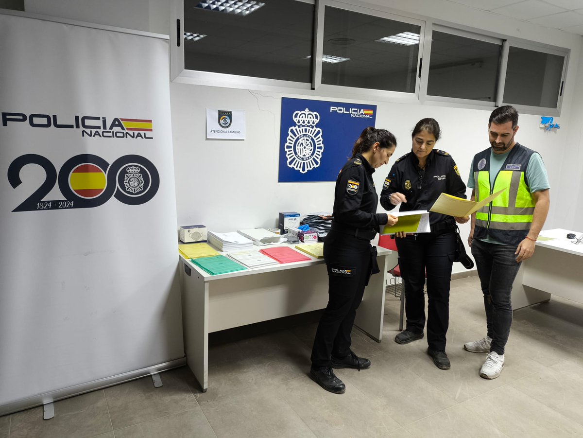 policia's tweet image. Se han puesto en marcha 6 unidades móviles de documentación para atender a los ciudadanos afectados por la #DanaValencia 

3 oficinas móviles ya están operativas en #Sedaví, #Alfafar y #Benetússer 

Próximamente entrarán en funcionamiento otros 3 Vehículos Integrales de