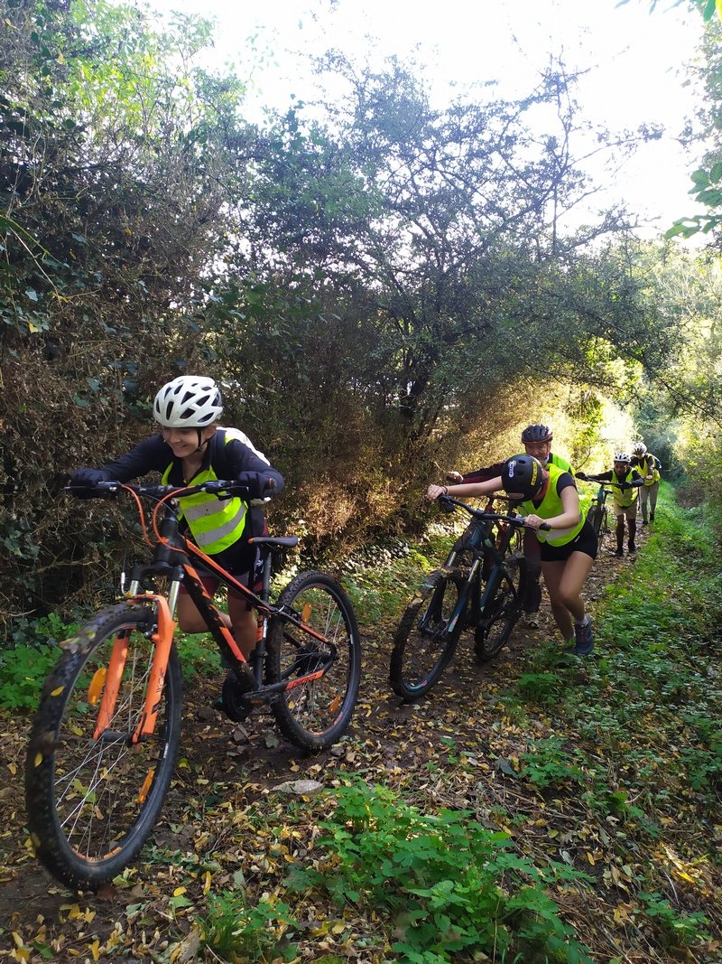 Les élèves inscrits à l'Option EPS de notre lycée ont participé à un stage sportif le 10 et 11 octobre. S'éprouver dans différentes activités physiques, créer du lien, se dépasser! Escalade, VTT, orientation , VTT, , courses de barque, tir à l'arc et trail!! BFRAVO A TOUS!!,