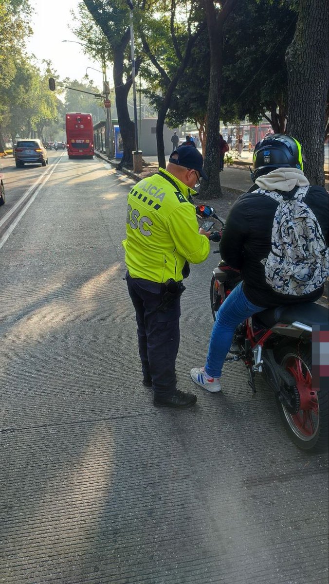 MetrobusCDMX's tweet photo. 😠Al invadir nuestro carril puedes ocasionar algún incidente, provocando un frenado de emergencia y retrasando nuestro servicio, todos tenemos un lugar al cual llegar de forma segura y efectiva. 

🫵🏻¡No invadas! 
📍Auditorio L7 https://t.co/8nJujMlIpl