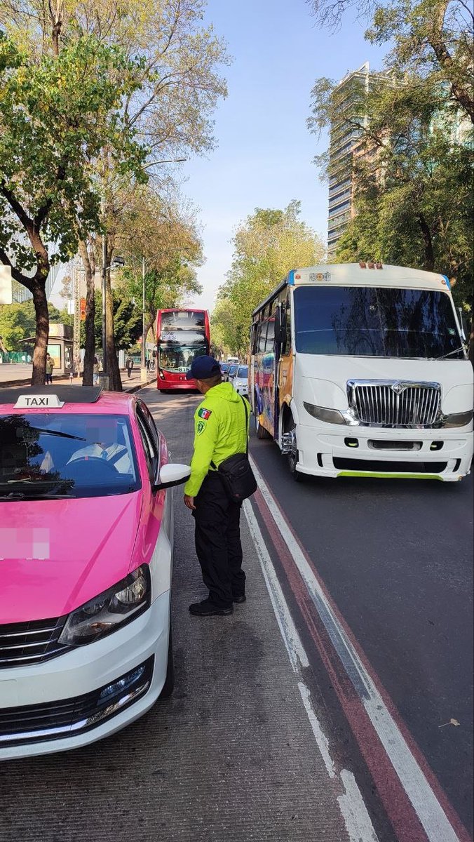 MetrobusCDMX's tweet photo. 😠Al invadir nuestro carril puedes ocasionar algún incidente, provocando un frenado de emergencia y retrasando nuestro servicio, todos tenemos un lugar al cual llegar de forma segura y efectiva. 

🫵🏻¡No invadas! 
📍Auditorio L7 https://t.co/8nJujMlIpl
