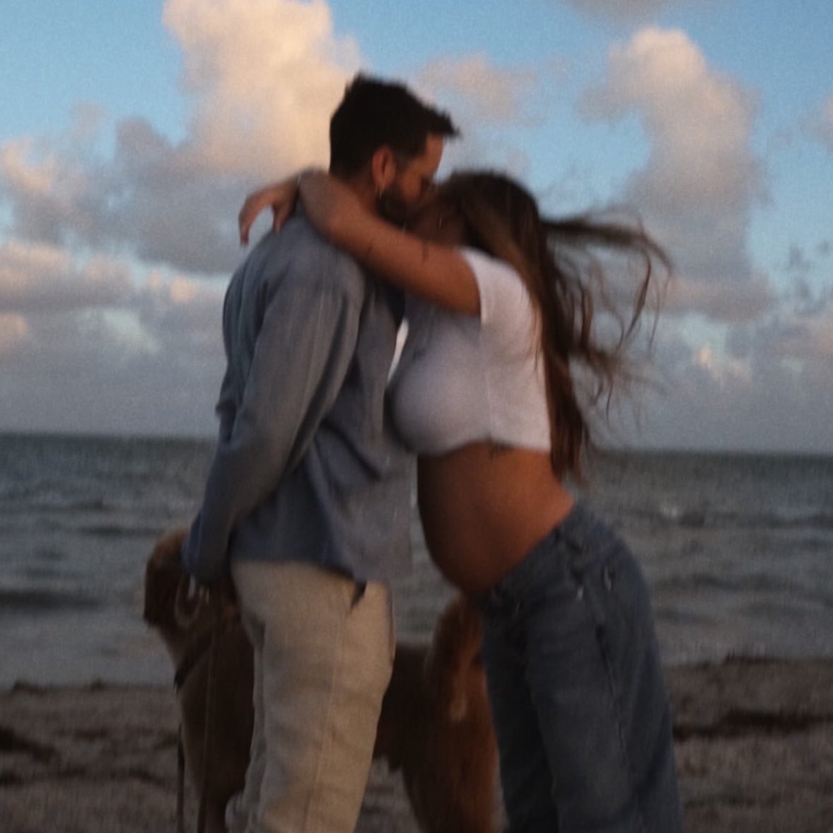 itscarlosivan's tweet photo. Mora anuncia que será papá junto a su novia Paula Poletti🤰🏻 https://t.co/l2zJYskiYl