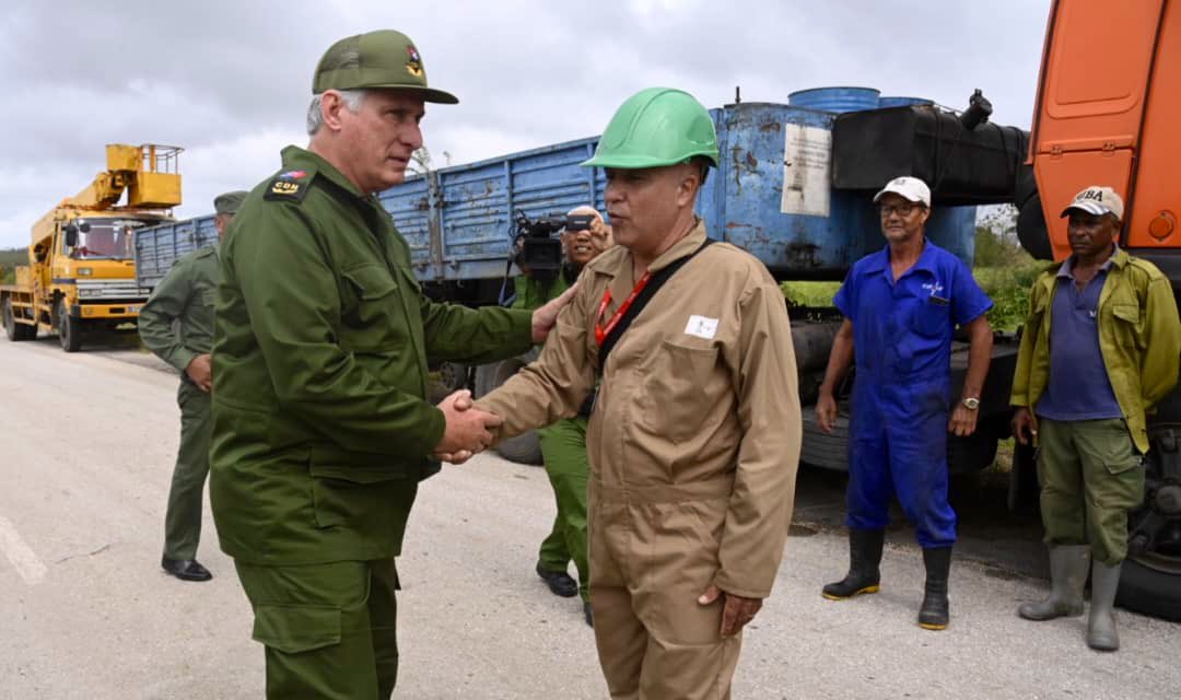 🇨🇺| A menos de 24 horas del paso del huracán #Rafael por Artemisa, el presidente <a href="/DiazCanelB/">Miguel Díaz-Canel Bermúdez</a> llegó a este territorio, el más afectado por el paso del fenómeno meteorológico.

#FuerzaCuba
