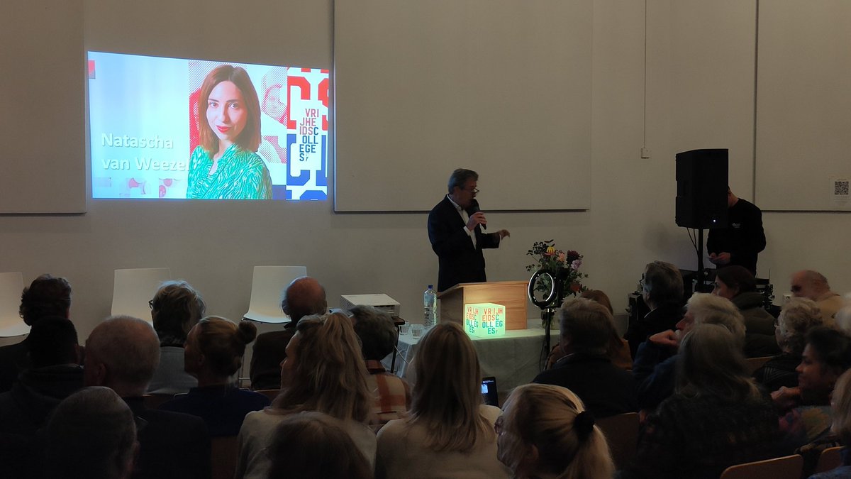 Veel belangstelling voor het Vrijheidscollege ism Gouds Metaheerhuis, Stichting 21 maart en Stichting 4 &amp; 5 mei, in de Agnietenkapel, met 130 bezoekers, ook boven op de tribune. En staat beveiliging voor de deur in #Gouda. #vrijheid