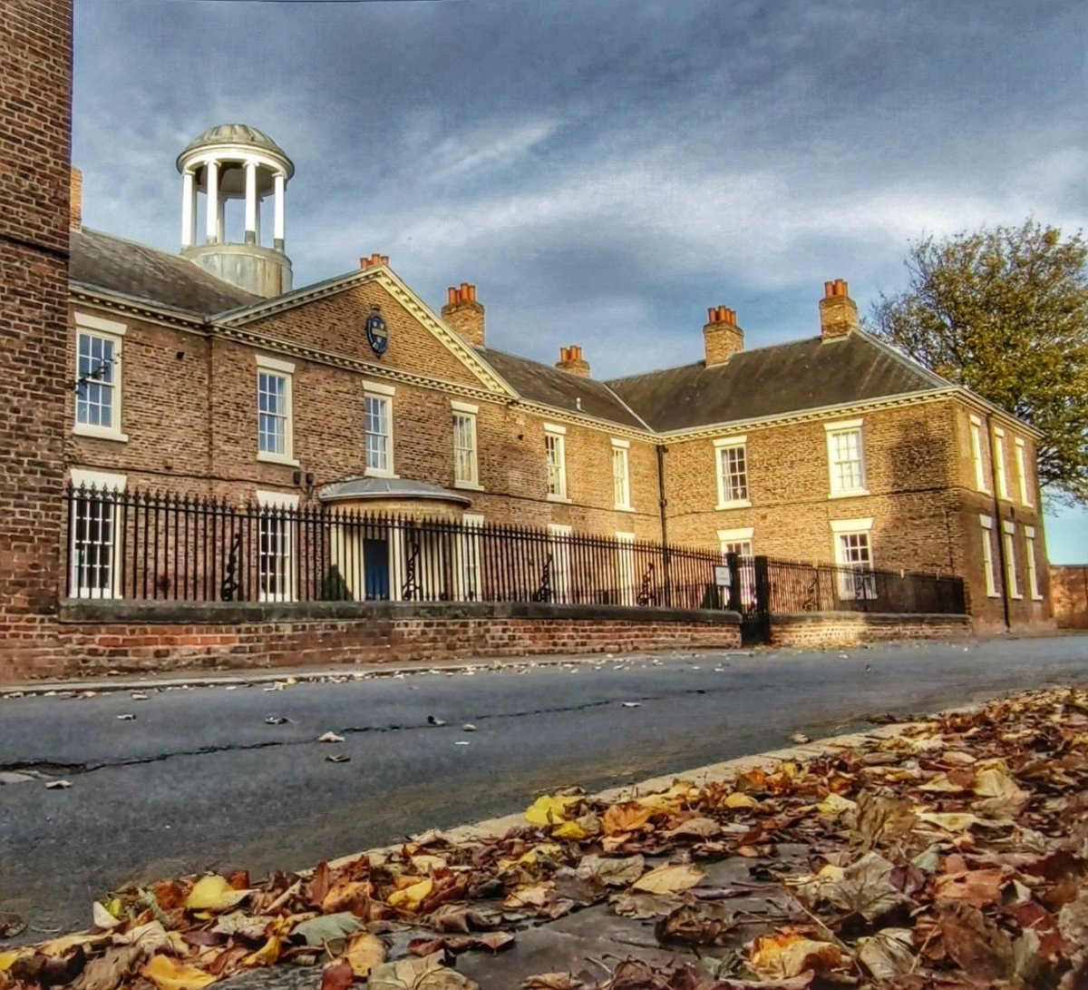 The beautiful Charterhouse on Charterhouse Lane.

#hull #yorkshire #travel #architecture #mustbehull #autumn