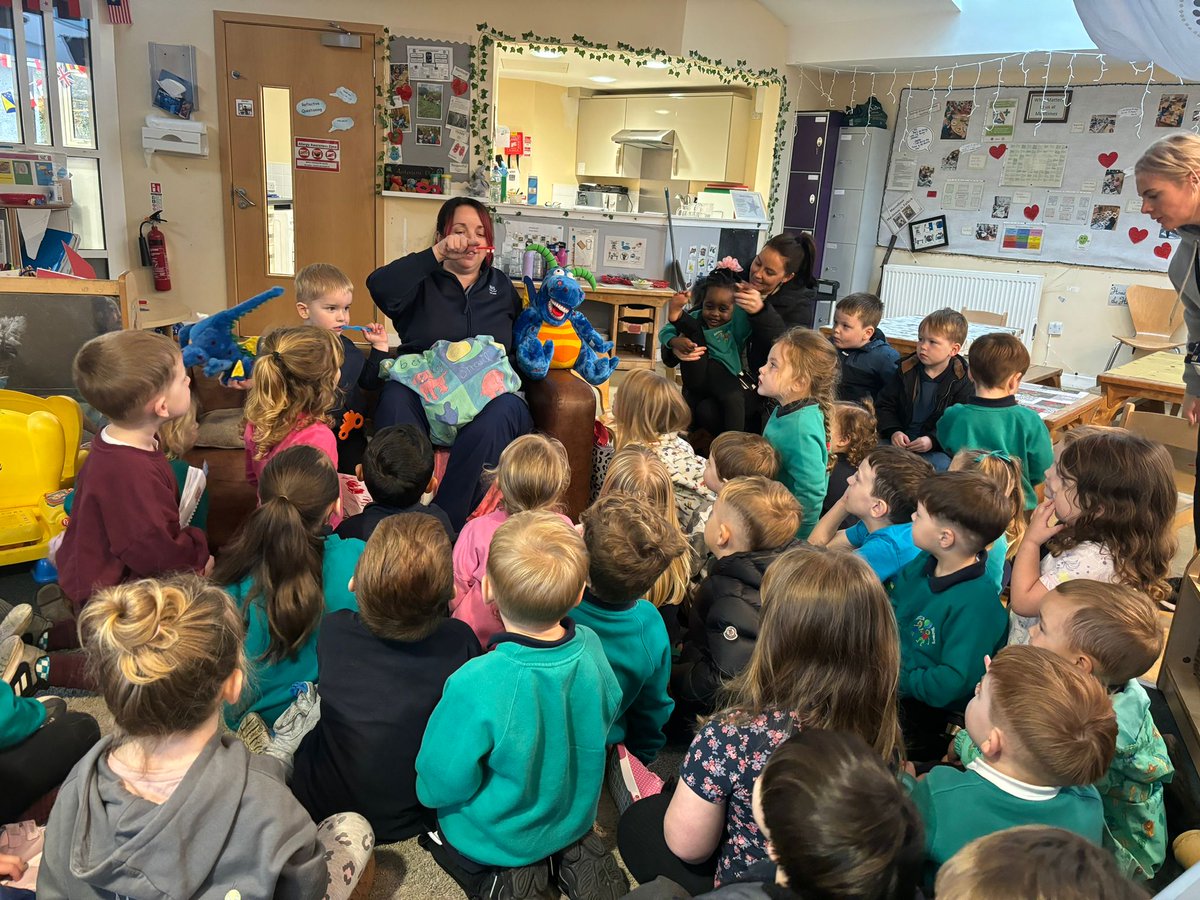 antonineps_nurs's tweet photo. Kim from childsmile popped out tp see us this week. We had a chat all about how to look after our teeth and we got nice new toothbrushes. "Fruit and vegetables keep your teeth healthy" #antohealthandwb #antoscience #antoliteracy @NHSChildsmile https://t.co/M2C5bJqw9h