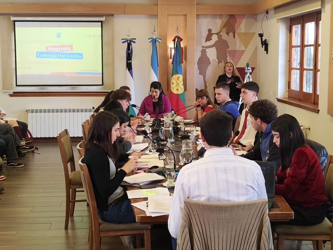 natalialmona's tweet photo. Con una hermosa #sesión en la que se aprobaron los 12 proyectos, hoy cerramos una nueva edición del Programa #ConcejalPorUnDía. 

#Bariloche #ConcejoBariloche #EstudiantesBariloche https://t.co/vZsvMDgpFN