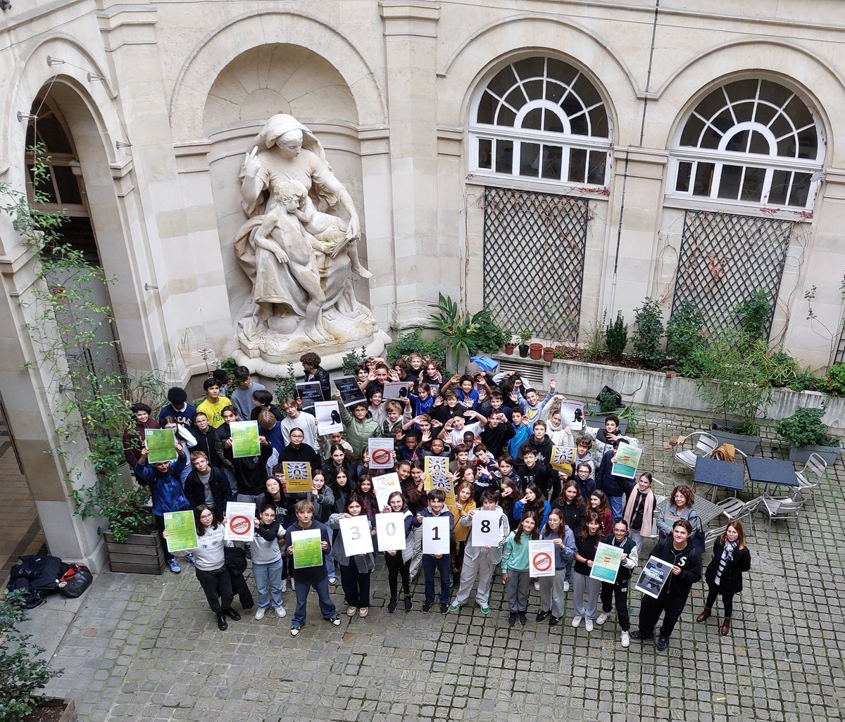 FMeunier1's tweet image. Une journée de franche mobilisation pour nos Condortiens pour dire 'Non au harcèlement' avec un gros travail du C.V.C. et de nos ambassadeurs pHare. 

Merci tout particulier à Joséphine (4e), Thomas et Théodore (3e), enthousiastes fédérateurs et inlassables boules d'énergie!