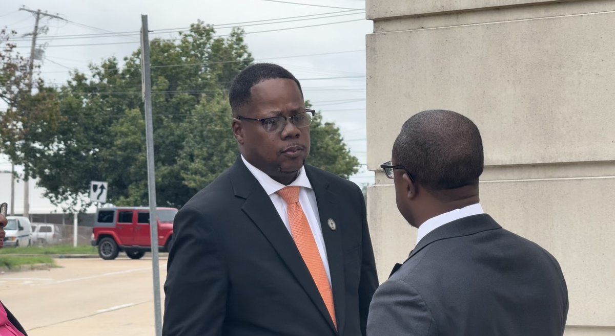 #BREAKINGNEWS: Jackson City Councilman Aaron Banks has arrived at the federal court in Jackson ahead of his initial appearance this afternoon. He has been indicted in connection to a bribery scandal, along with Jackson Mayor Chokwe A. Lumumba and Hinds County DA Jody Owens.