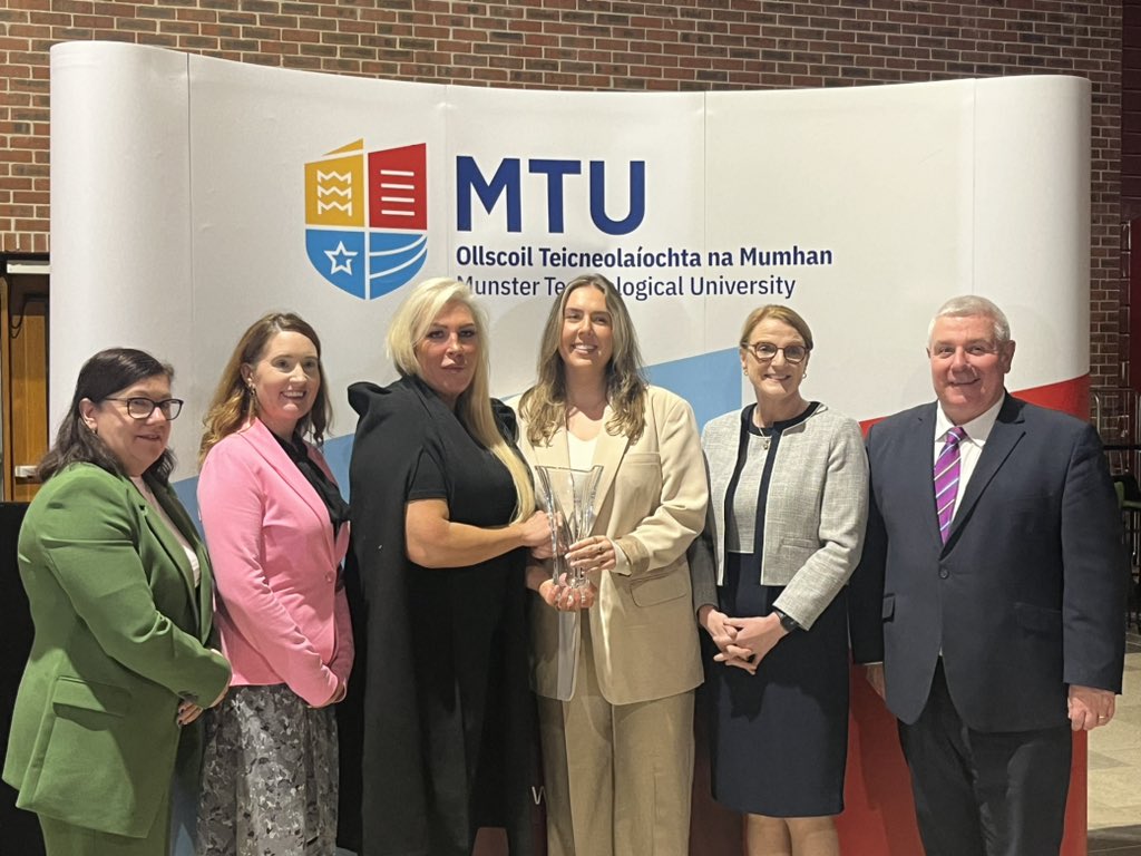 The Joanne Murphy Memorial Award for the Bachelor of Business (Hons) in Marketing is presented to Chloe Punch by The Murphy Family 
#FBHAwards24 🏆 #Succeedingtogether