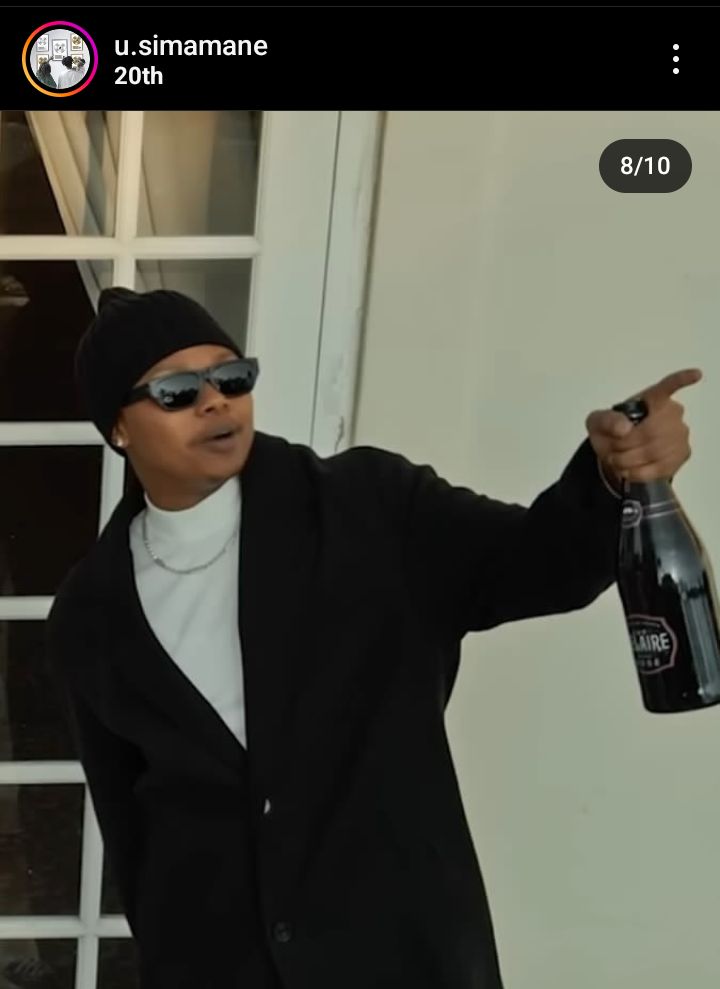 rapkulture_za's tweet photo. USIMAMANE posted this Picture of A-Reece holding Belaire

After A-REECE said "...And I ain’t promoting bottles just to get on a live with Rick" on his new song https://t.co/XSoCqpz3f9