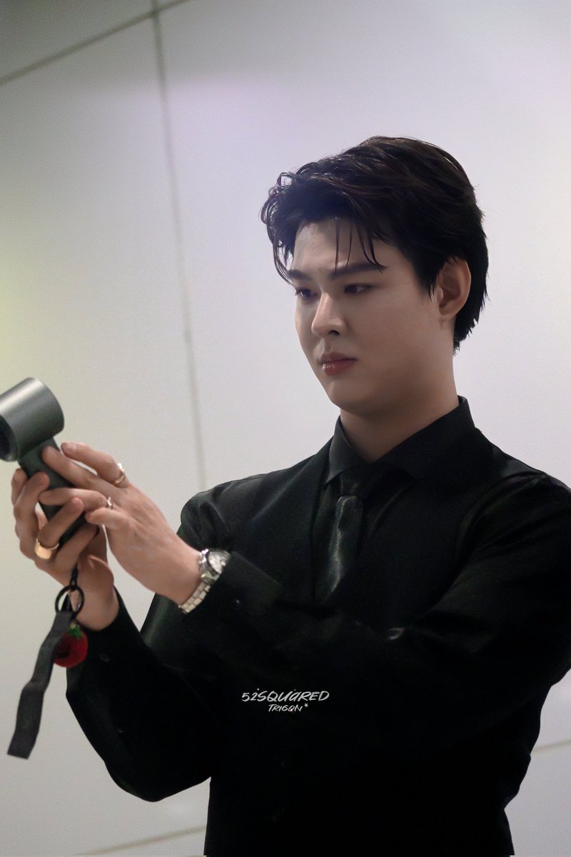 แค่หาที่เปิดพัดลมไม่ได้ก็จะเบะละ งอแงละ

#ThailandHeadlinesxIDF  #Saint_sup
#หวานใจผู้ใหญ่จอม