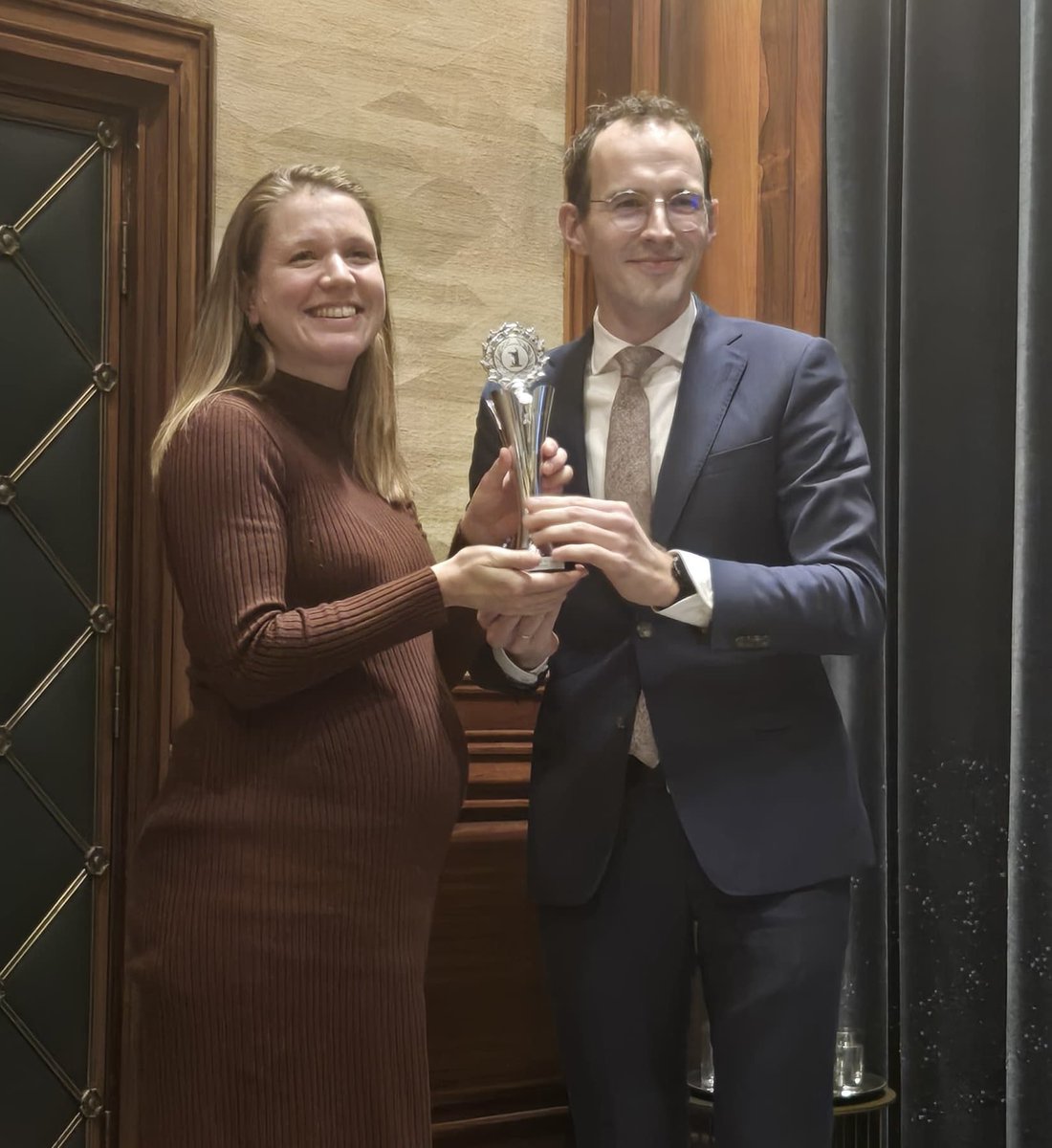 ChristenUnie Leiden (@culeiden) on Twitter photo Bij de behandeling van de begroting reikt de <a href="/CULeiden/">ChristenUnie Leiden</a> ieder de jaar de Duidelijk Verhaal Bokaal uit aan een raadslid dat hier positief in opvalt. <a href="/AVoorwald/">Alyssa Voorwald</a> is de terechte winnaar en kreeg de prijs uit handen van onze fractievoorzitter <a href="/Pieter_Krol/">Pieter Krol</a>. Gefeliciteerd Alyssa! Bij de behandeling van de begroting reikt de <a href="/CULeiden/">ChristenUnie Leiden</a> ieder de jaar de Duidelijk Verhaal Bokaal uit aan een raadslid dat hier positief in opvalt. <a href="/AVoorwald/">Alyssa Voorwald</a> is de terechte winnaar en kreeg de prijs uit handen van onze fractievoorzitter <a href="/Pieter_Krol/">Pieter Krol</a>. Gefeliciteerd Alyssa!