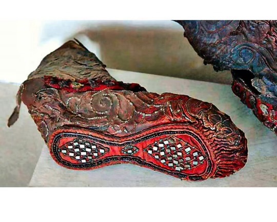 HistoryInPics's tweet photo. 2,300 year old boots that belong to a Scythian woman. They were preserved in the frozen ground of the Altai Mountains.⁣ https://t.co/3monbSOoyh