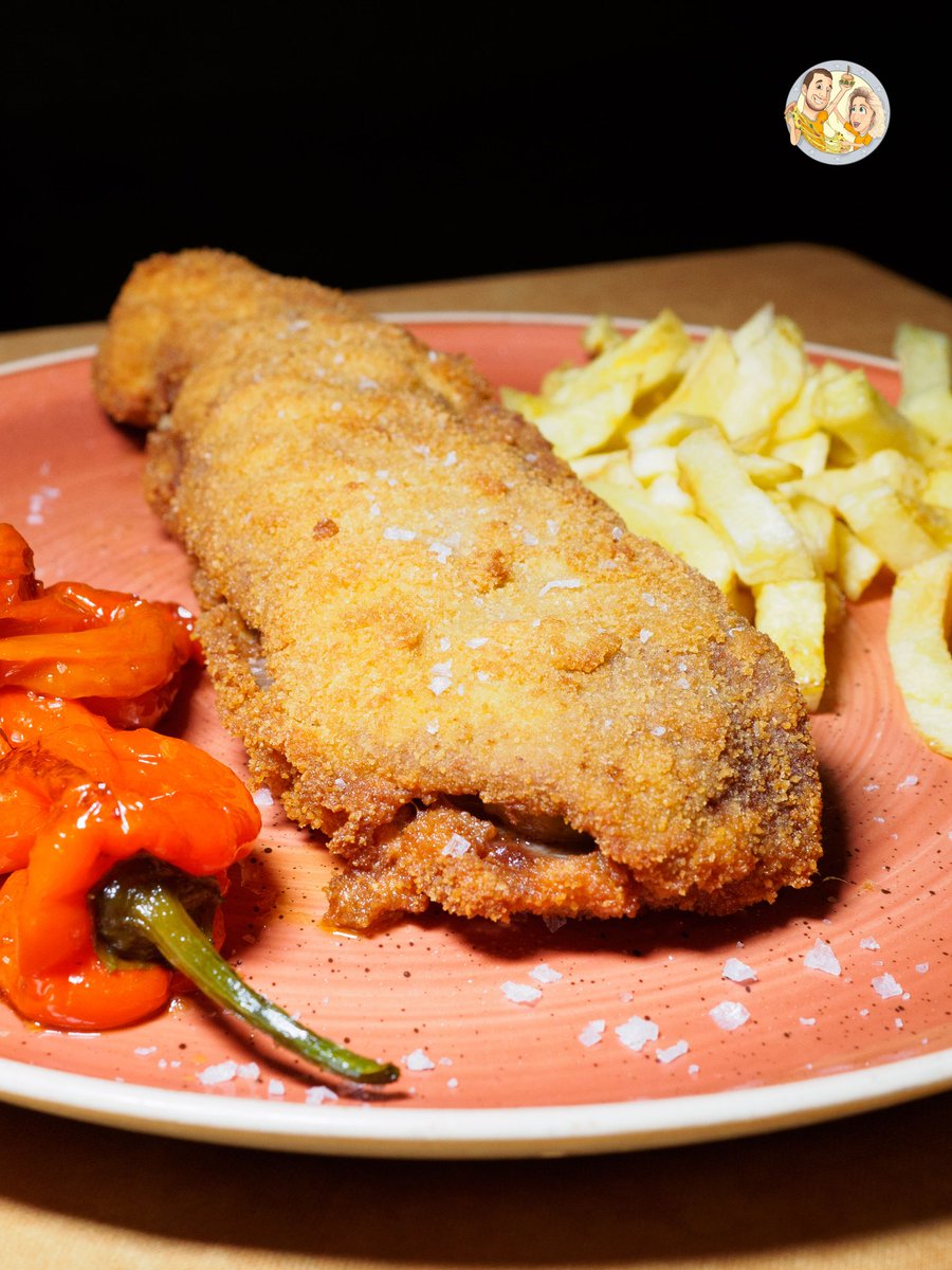 Cachopo de jamón ibérico y queso en el mesón La Paloma.
En la carta aparece como san jacobo pero esto es un cachopo en toda regla. Ternera muy tierna, jamón de calidad, queso cremoso y un empanado bien crujiente. ¡Qué más se puede pedir!
💵 20€
📍 Ciudad Rodrigo (Salamanca)
▪️